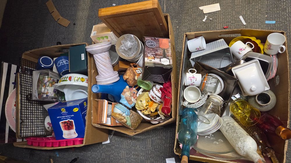 Lot 249 – A Collection of Assorted Household Items and Kitchenware