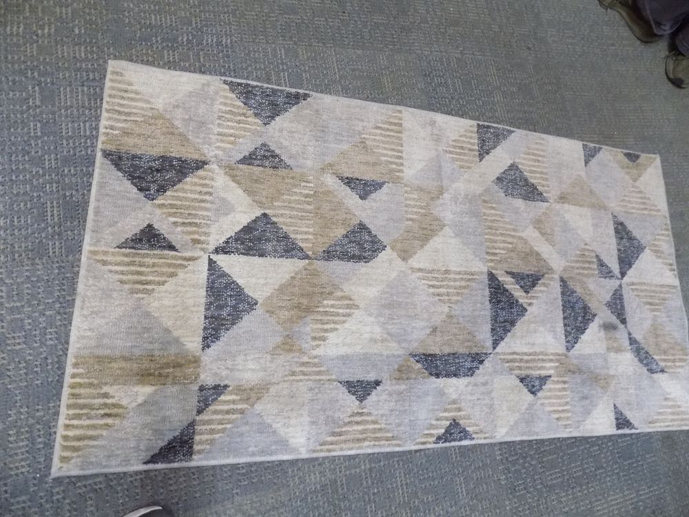 Lot 259 – Ex Display Rug Approximately 77cm x 150cm