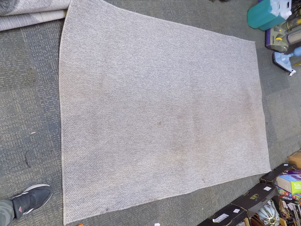 Lot 260 – Ex Display Rug Approximately 120cm x 172cm