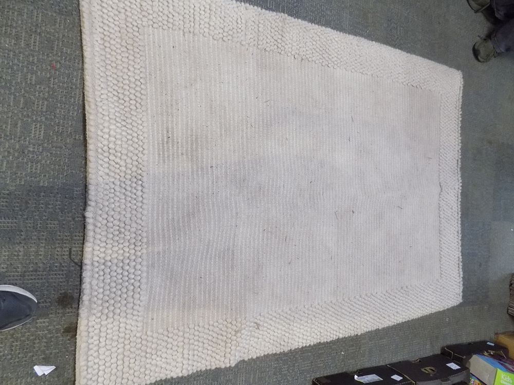 Lot 262 – Ex Display Rug Approximately 123cm x 173cm