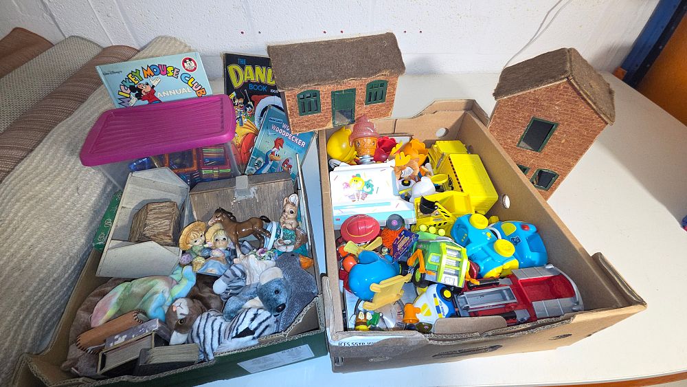 Lot 263 – A Collection of Vintage Books and Assorted Toys