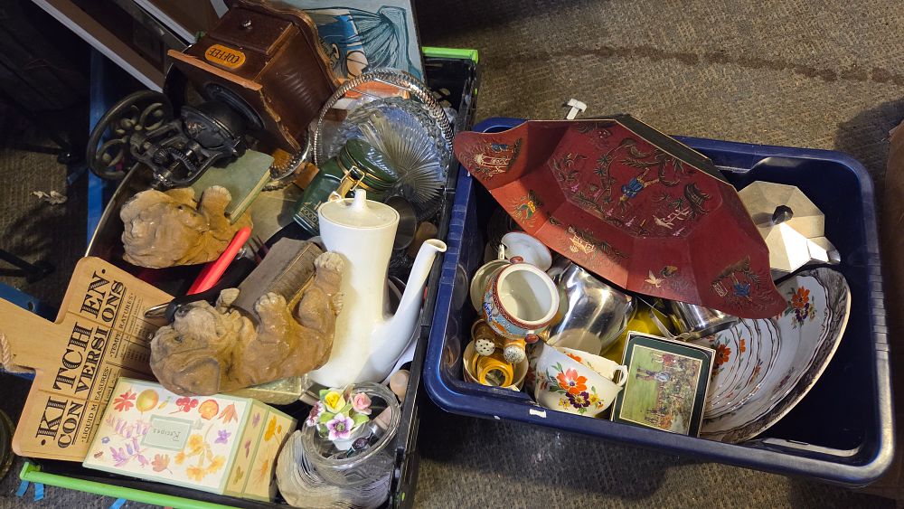 Lot 291 – A Collection of Household Items and Ceramics