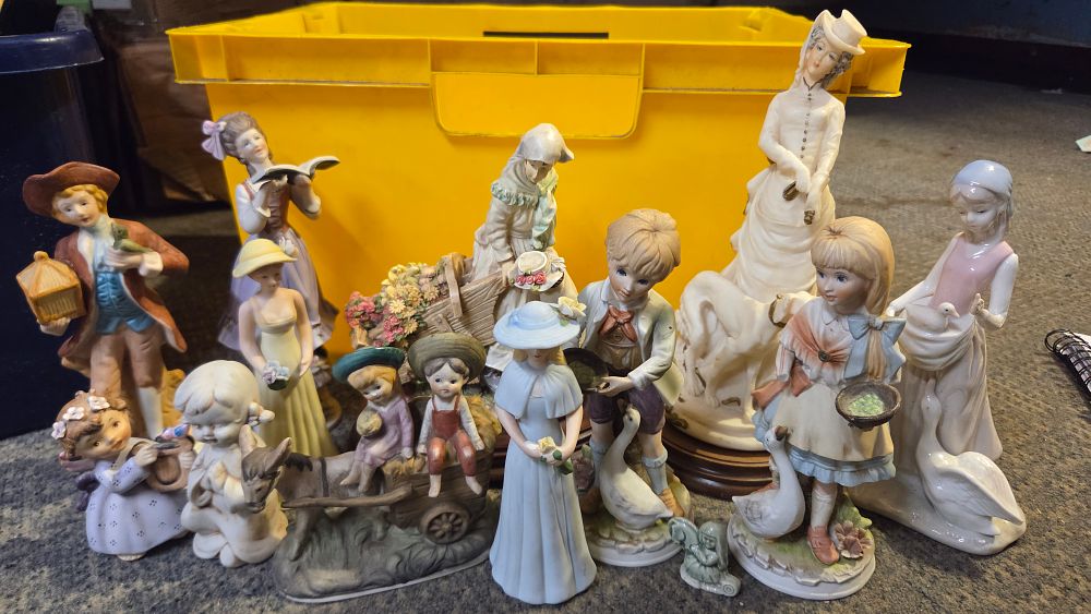 Lot 293 – A Collection of Porcelain Figurines