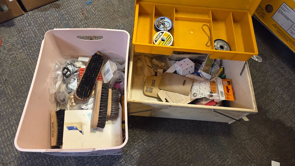 Lot 327 – A Collection of Miscellaneous Household and Hardware Items