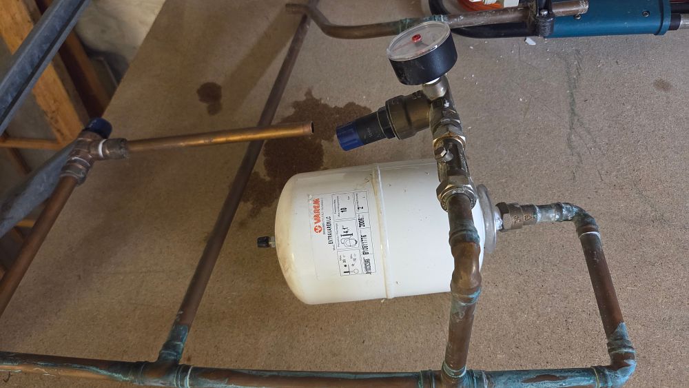 Lot 329 – Varem Extravarem LC Expansion Tank with Copper Piping and Gauge. Weighing approximately 2.8kg