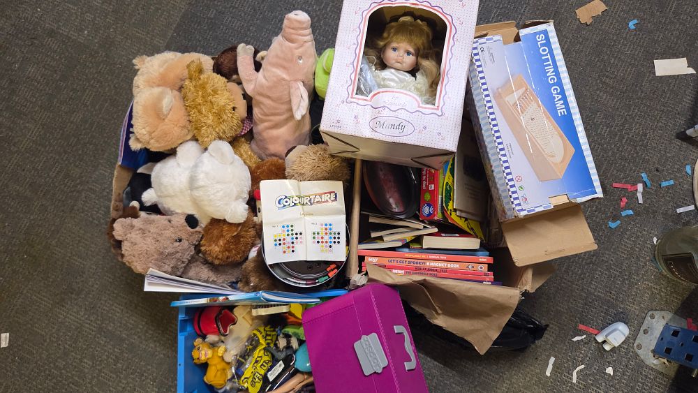 Lot 341 – A collection of children’s toys, books, and games