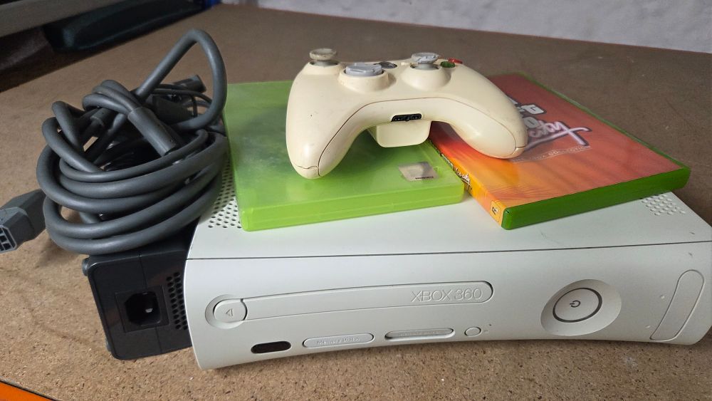 Lot 352 – A Group of Microsoft Xbox 360 Gaming Items