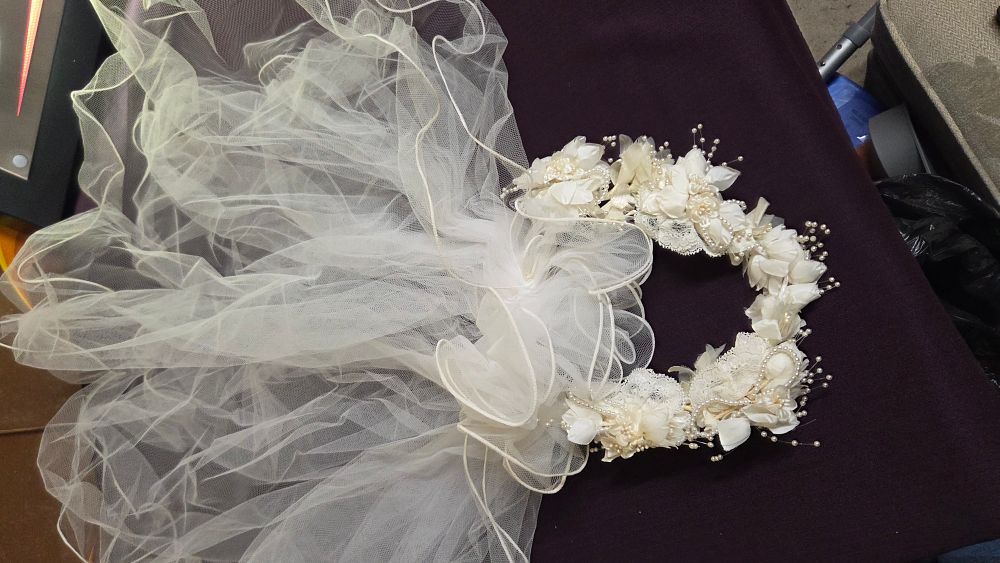 Lot 604 – Bridal Veil with Floral and Faux Pearl Headpiece