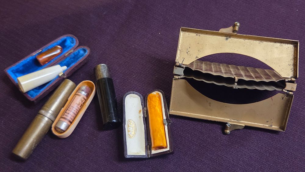 Lot 606 – A Collection of Vintage Art Deco Personal and Cigarette Accessories