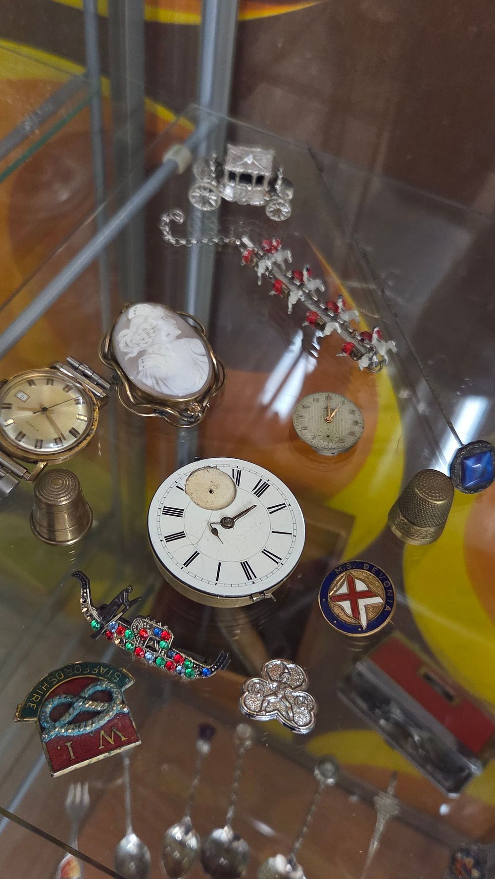 Lot 607 – A Collection of Vintage Jewellery and Collectables