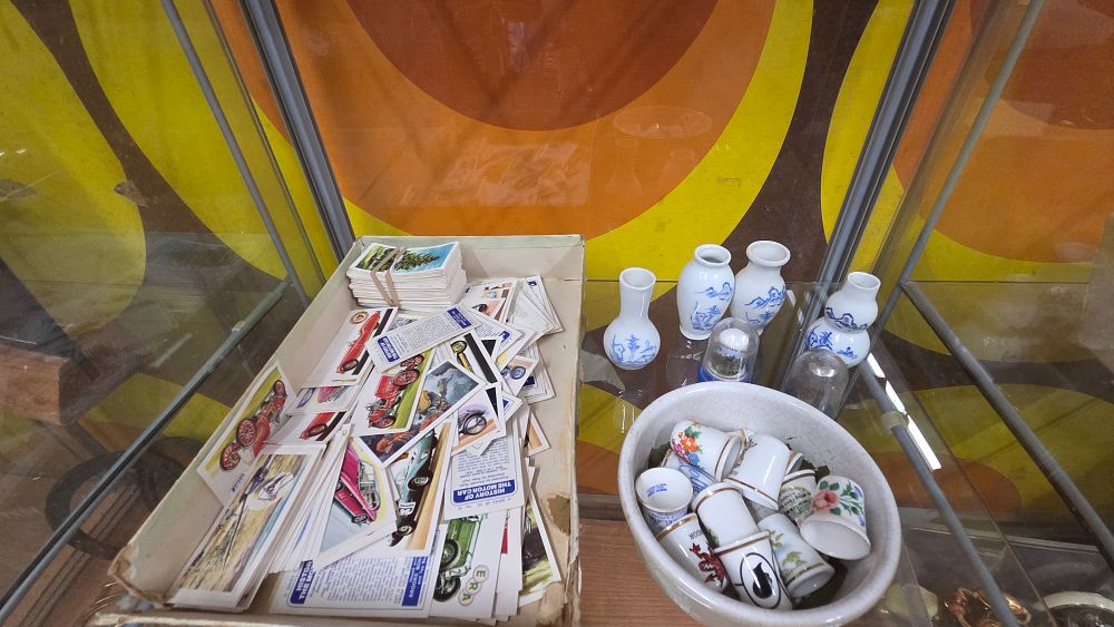 Lot 617 – A Collection of Brooke Bond Tea Cards, Vases and Thimbles