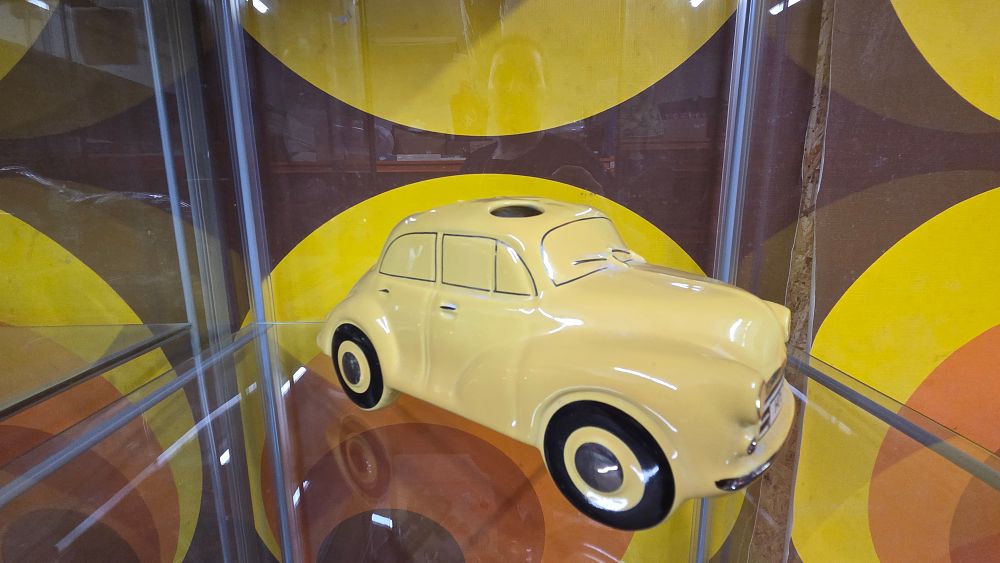 Lot 619 – Sadler Pottery Yellow Morris Minor Hold It Desk Tidy