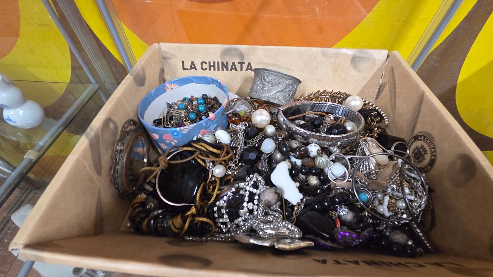 Lot 621 – A Collection of Mixed Vintage and Modern Costume Jewellery