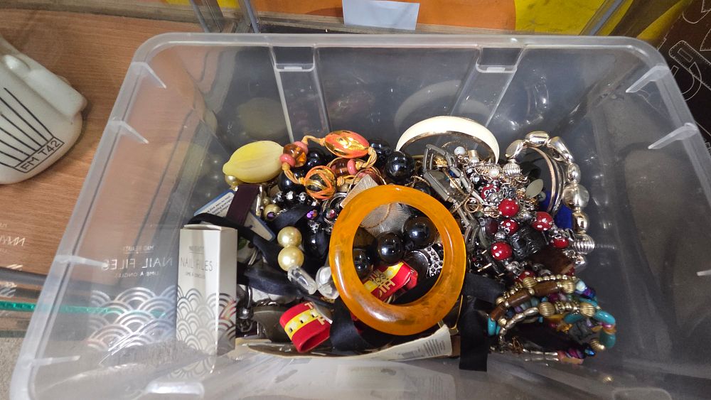 Lot 622 – A Collection of Multicoloured Costume Jewellery and Nail Files