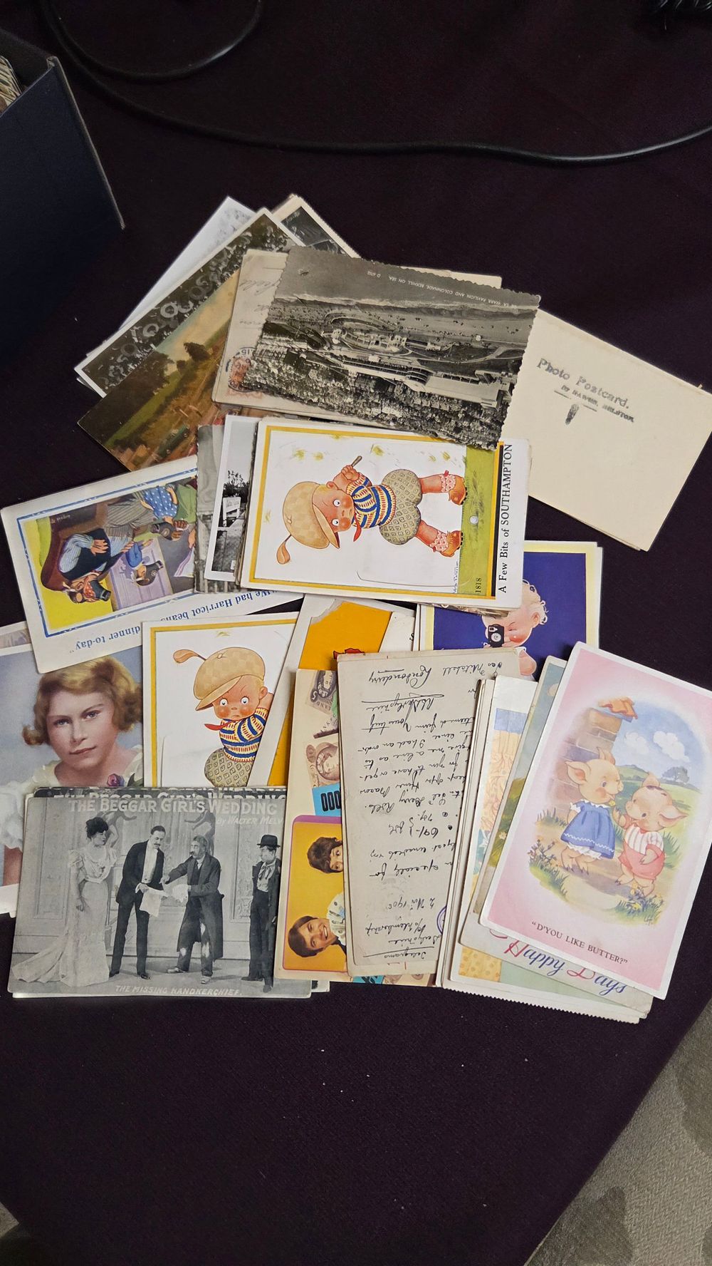 Lot 628 – A Collection of Vintage and Modern Postcards and Ephemera