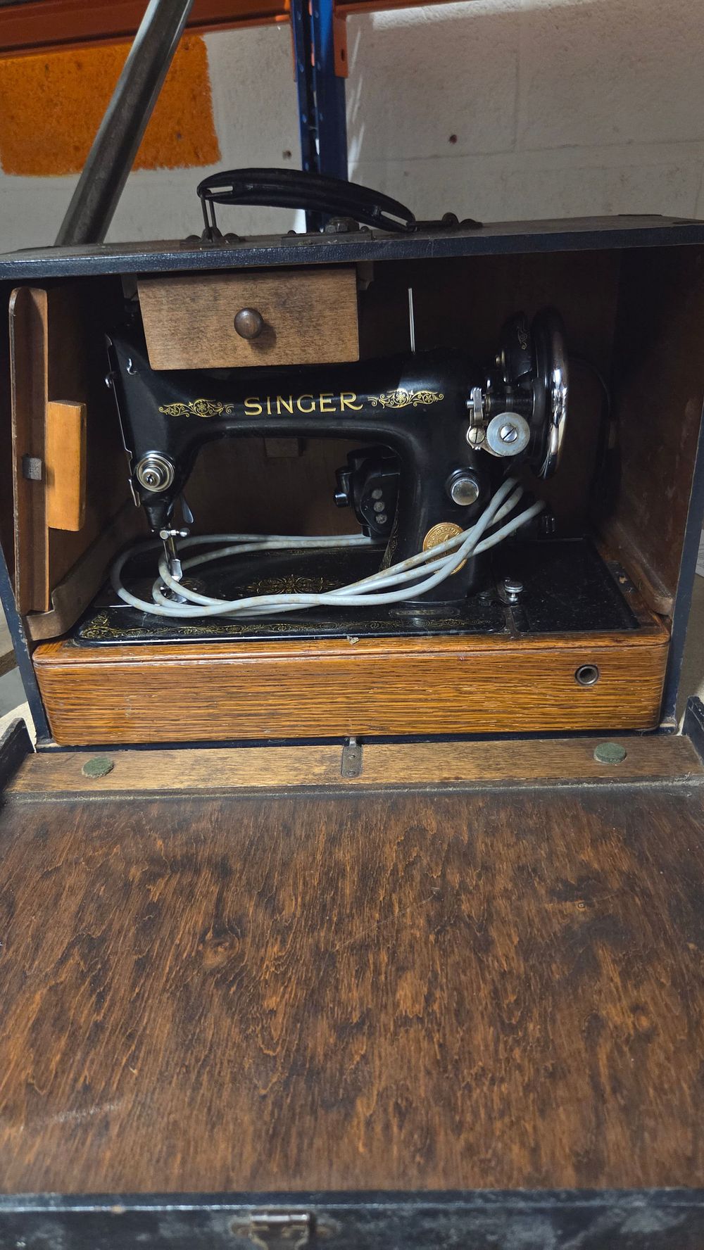 Lot 188 – Singer Sewing Machine with Wooden Base and Carrying Case