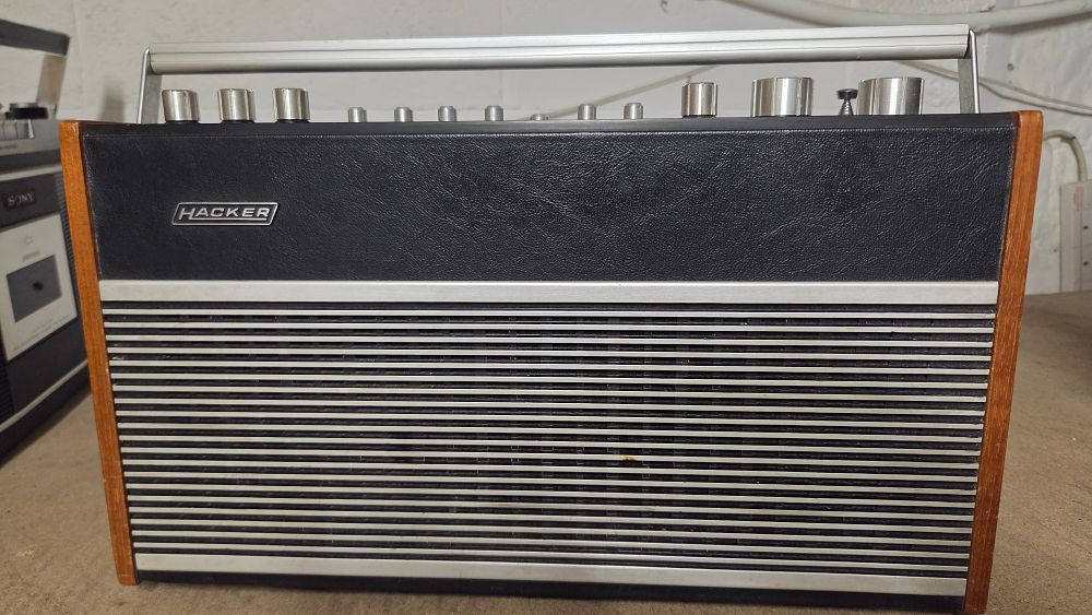 Lot 200 – Hacker Sovereign Portable Transistor Radio