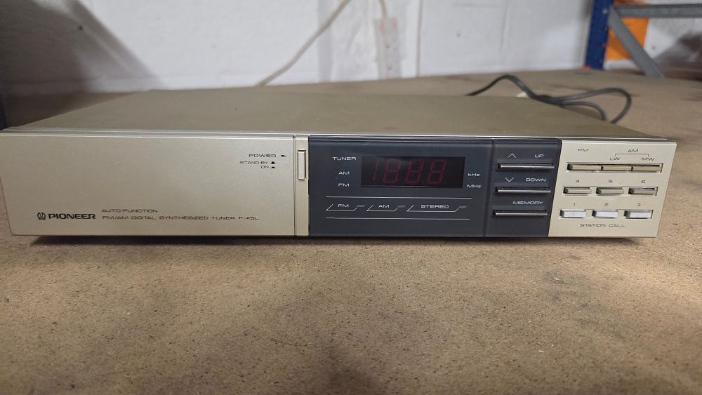 Lot 206 – Pioneer F-X5L FM/AM Digital Synthesised Tuner powers on