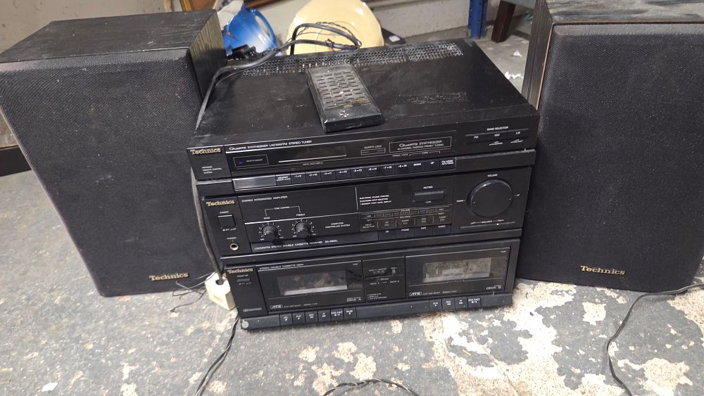 Lot 239 – Technics SA-X900L Hi-Fi System with Speakers and Remote w/o