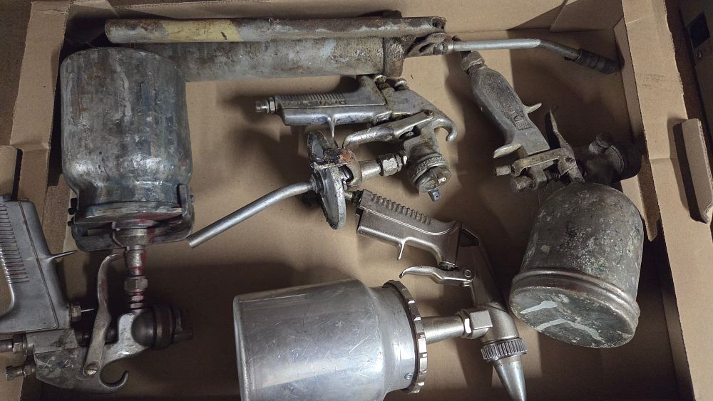 Lot 253 – A Collection of DeVilbiss and Apollo Paint Spray Guns