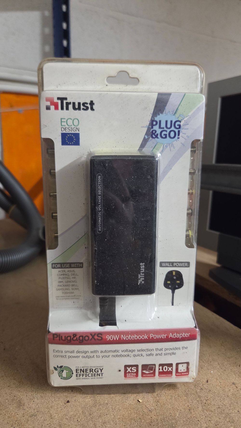 Lot 256 – Trust Plug & Go XS 90W Notebook Power Adapter