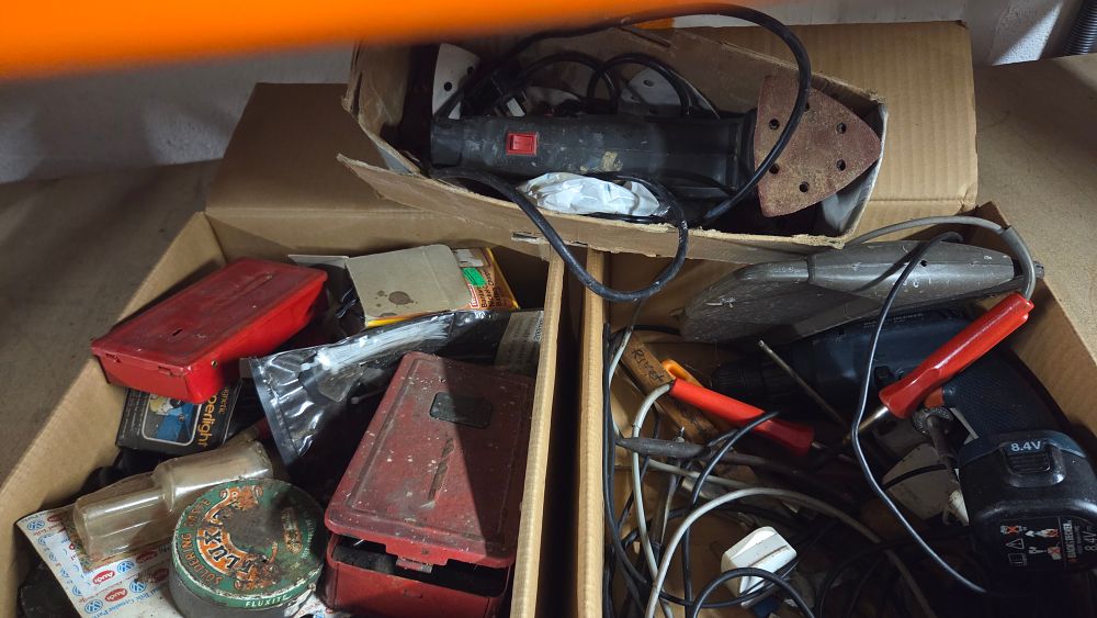 Lot 261 – A Collection of Assorted Power Tools and Workshop Sundries