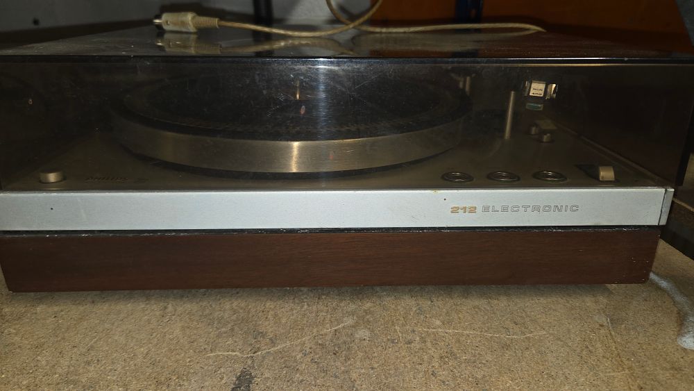 Lot 273 – Philips 212 Electronic Turntable