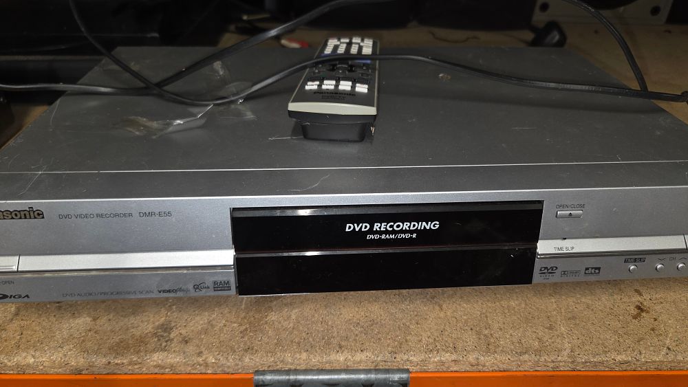Lot 304 – Panasonic DMR-E55 and remote powers on