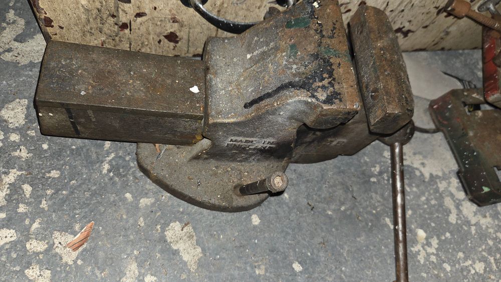 Lot 315 – Cast Metal Bench Vice Marked Made in England 3B