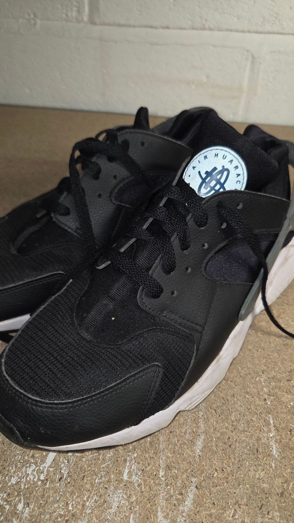 Lot 372 – A Pair of Nike Air Huarache Run Sneakers Size 9
