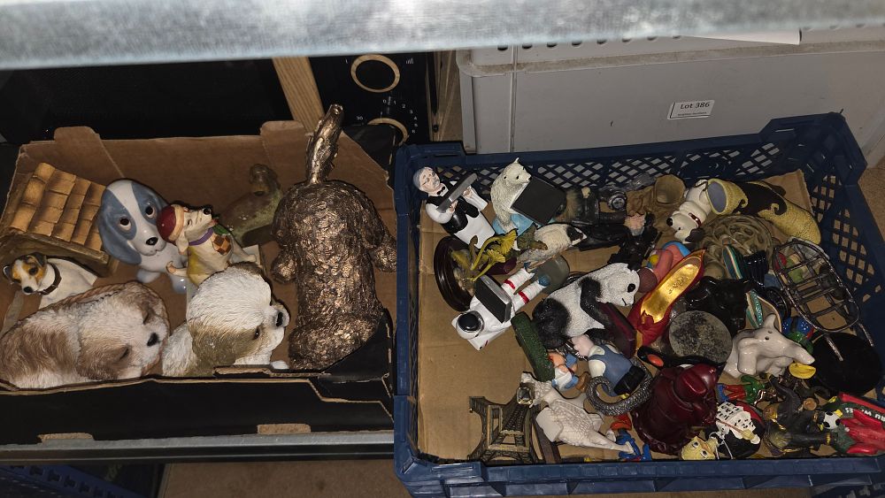 Lot 387 – A Collection of Miscellaneous Figurines and Decorative Objects