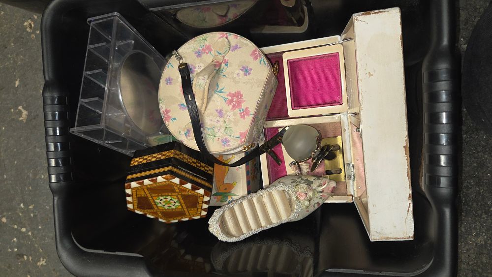 Lot 392 – A Collection of Decorative Boxes and Jewellery Accessories