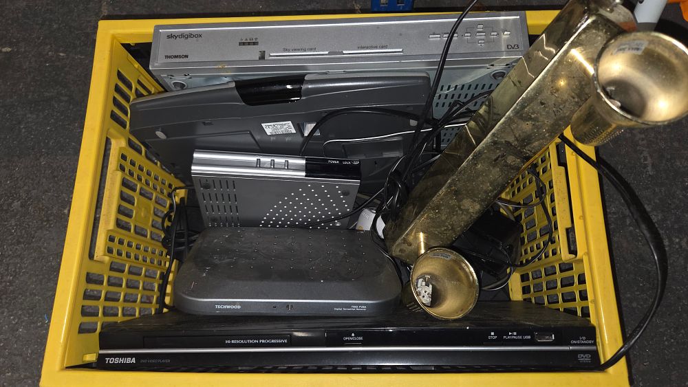 Lot 413 – A Collection of Electronic Media Devices and a Light Fixture