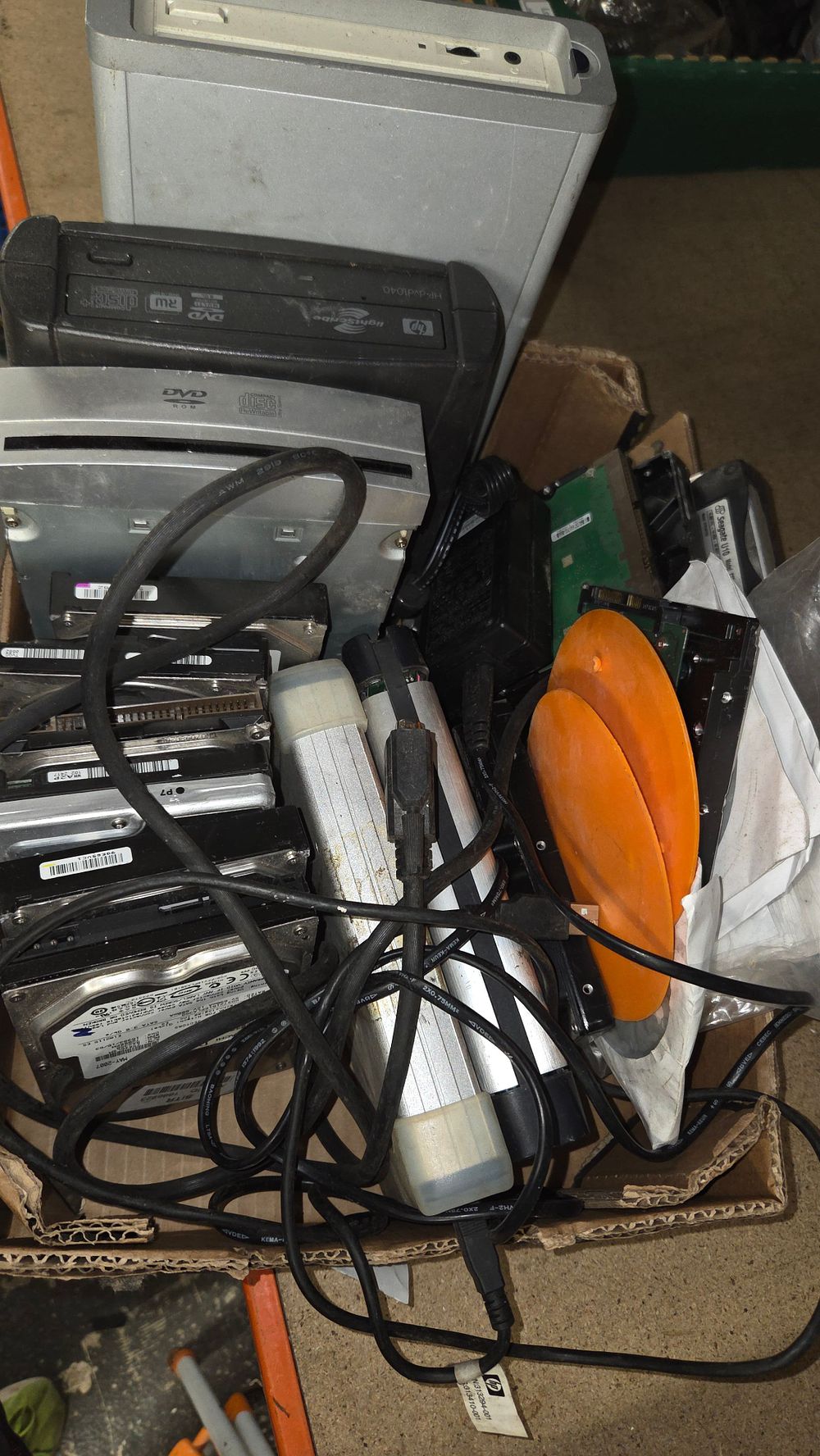 Lot 452 – A Collection of Computer Hardware Including Seagate and HP Drives