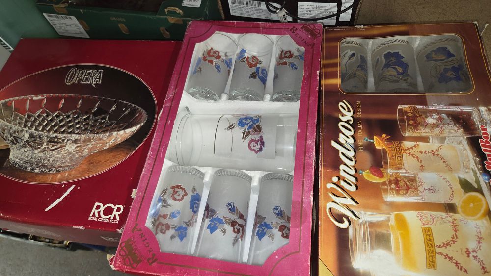 Lot 453 – A Selection of Vintage Boxed Glassware