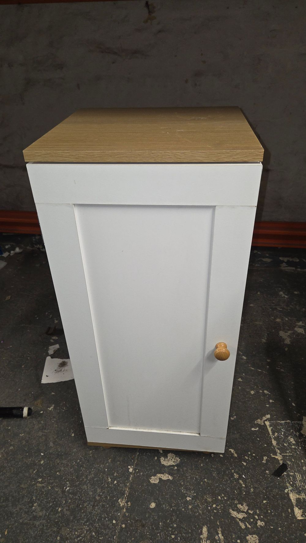 Lot 461 – Small White Shaker Style Cabinet