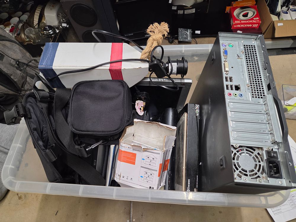 Lot 487 – A Collection of Electronics and Miscellaneous Items