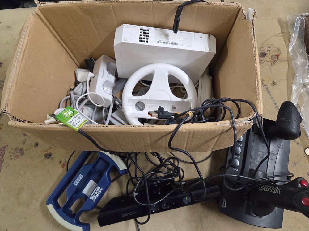 Lot 519 – A Collection of Nintendo Wii and Xbox Gaming Accessories