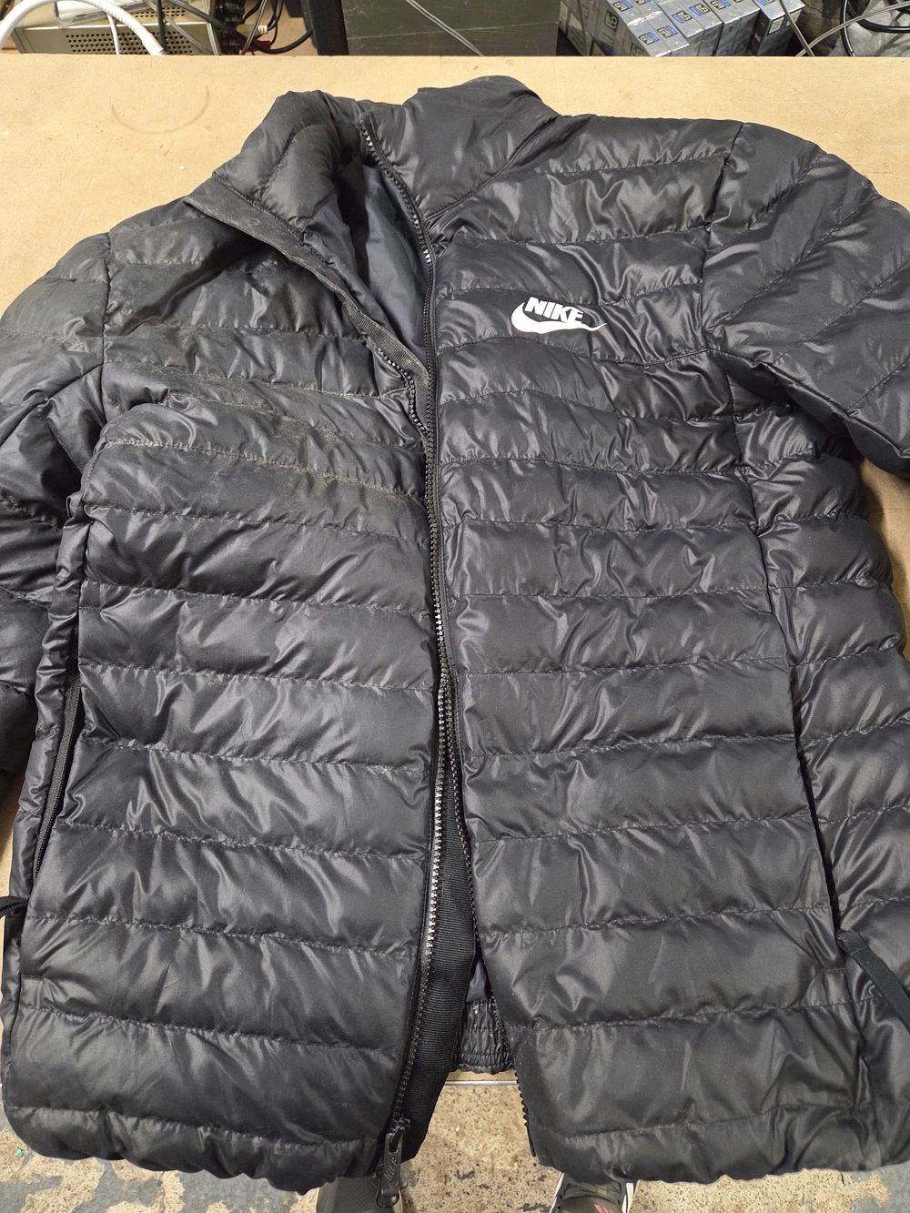 Lot 536 – Nike Black Synthetic Fill Puffer Jacket Size Small
