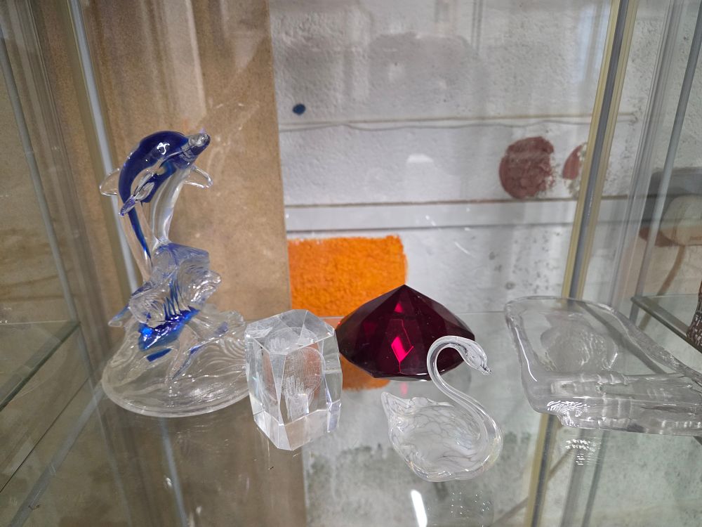 Lot 607 – A Collection of Glass and Crystal Decorative Items