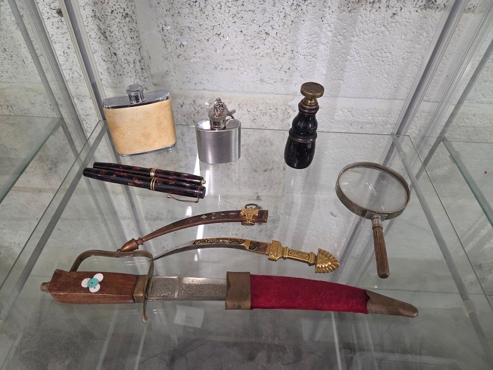 Lot 610 – A Collection of Collectables, and Glassware