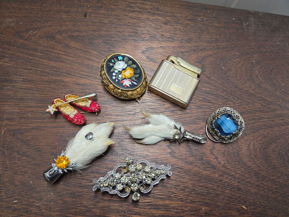 Lot 616 – A Collection of Vintage Costume Jewellery Brooches and a Lighter