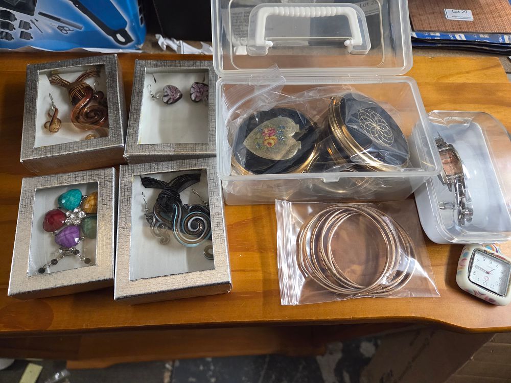Lot 621 – A Collection of Costume Jewellery and watches