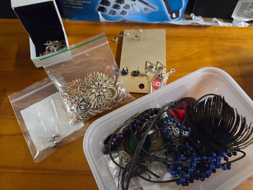 Lot 622 – A Collection of Mixed Costume Jewellery and Accessories