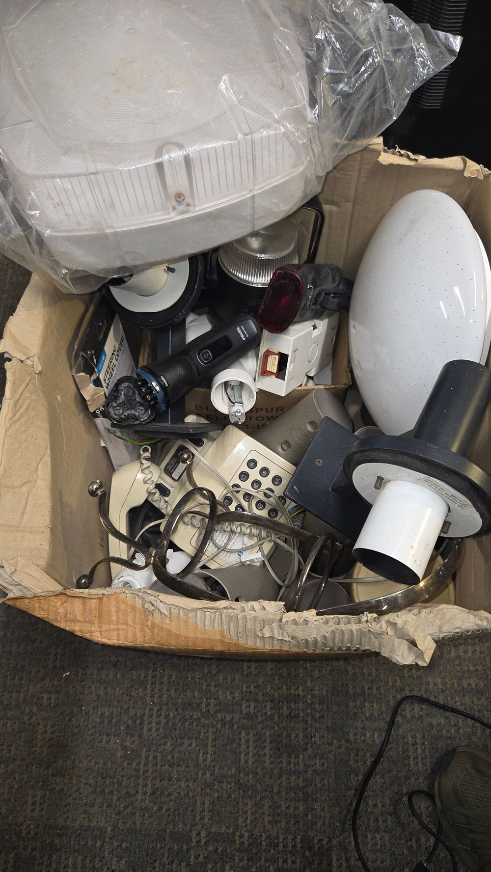 Lot 170 – A Collection of Miscellaneous Household and Electronic Items