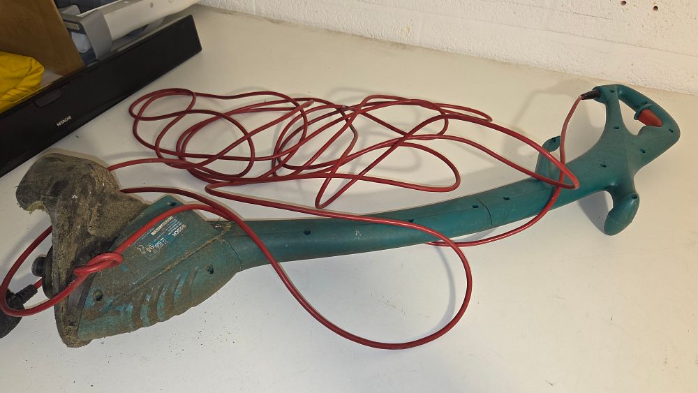 Lot 191 – Bosch ART 23 Easytrim Electric Grass Trimmer