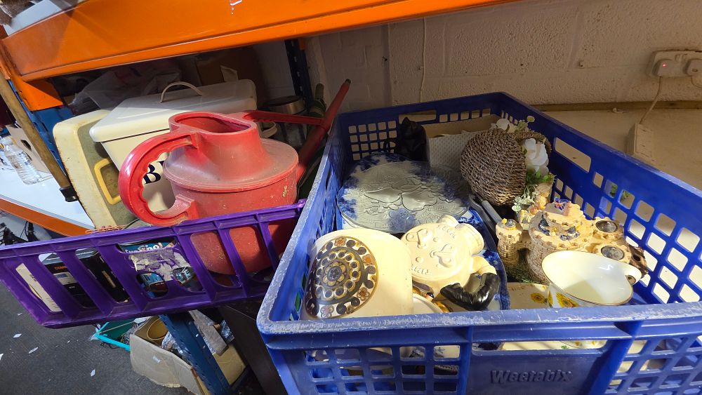 Lot 202 – A Collection of Household and Decorative Items