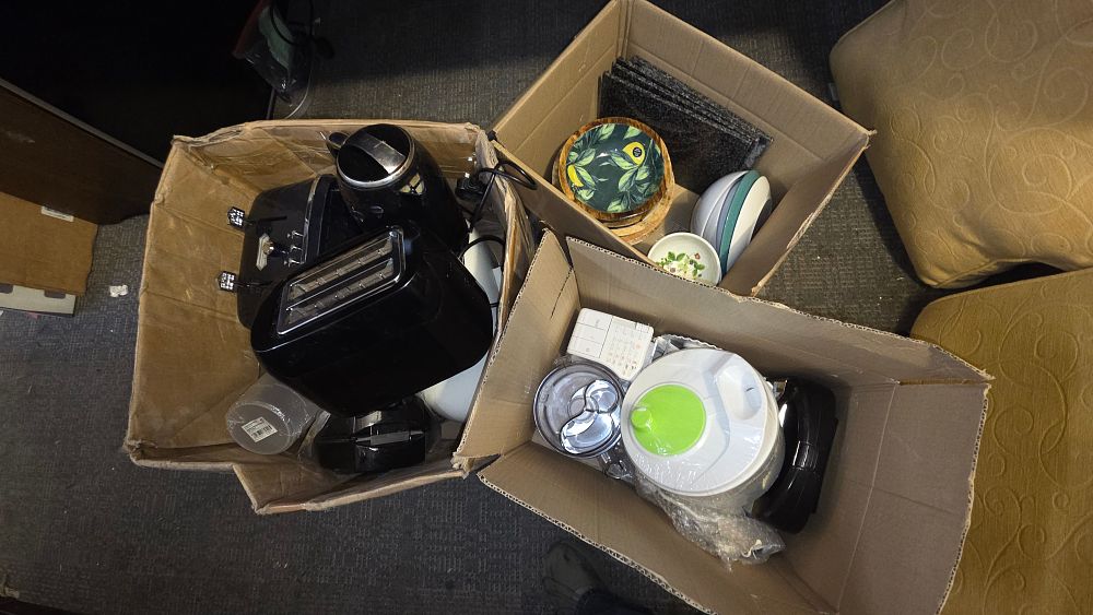 Lot 205 – A Collection of Kitchen Appliances and Decorative Bowls