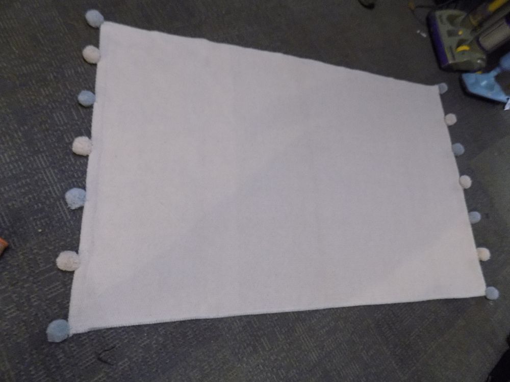 Lot 184 – Ex Display Rug Approximately 120cm x 172cm