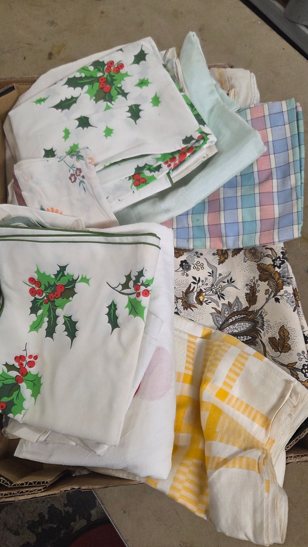 Lot 248 – A Collection of Assorted Vintage Linens and Textiles